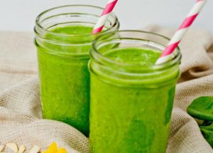 How to Make a Green Smoothie with Essential Oils